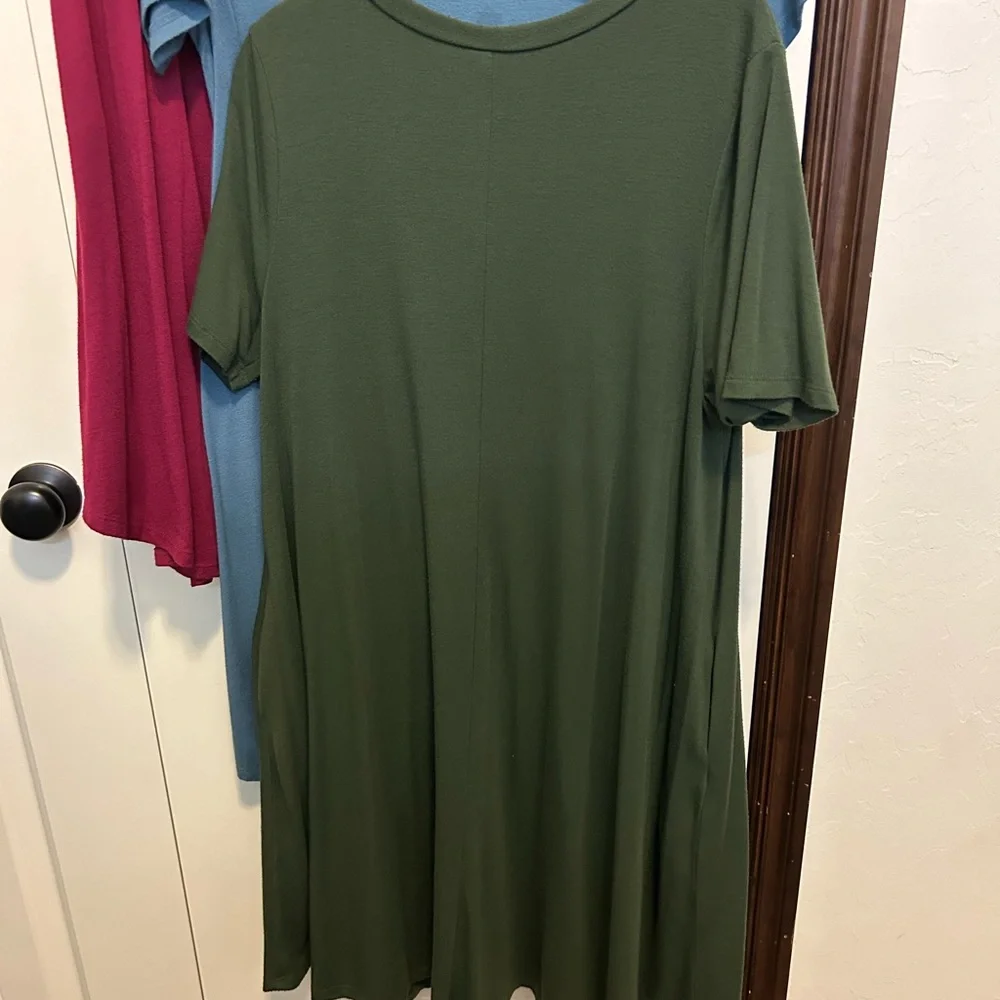 Zenana Outfitters set of 3 V-Neck T-shirt dresses - Picture 3 of 3